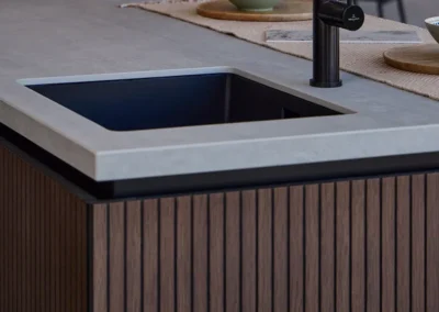 Detailaufnahme Lamellenelement unter Küchenspüle