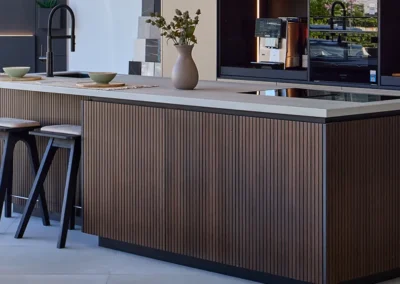 beispielkueche lamelle stripe mit edelmetall elementen