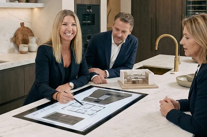 Michaela Faber bei einem Beratungsgespräch
